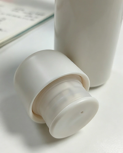 Easy-to-clean sports water bottle lid with simple detachable structure and fewer components