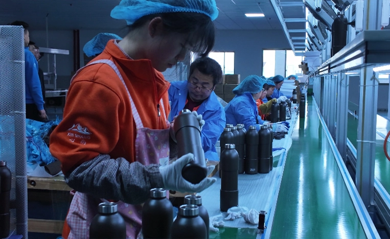 Assembly process of premium insulated stainless steel water bottles in modern manufacturing environment