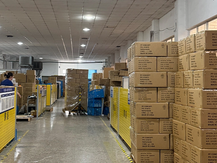 wholesale water bottle packaging and export preparation