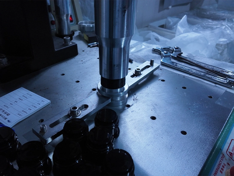 push-to-open twist-lock threadless lid assembly process