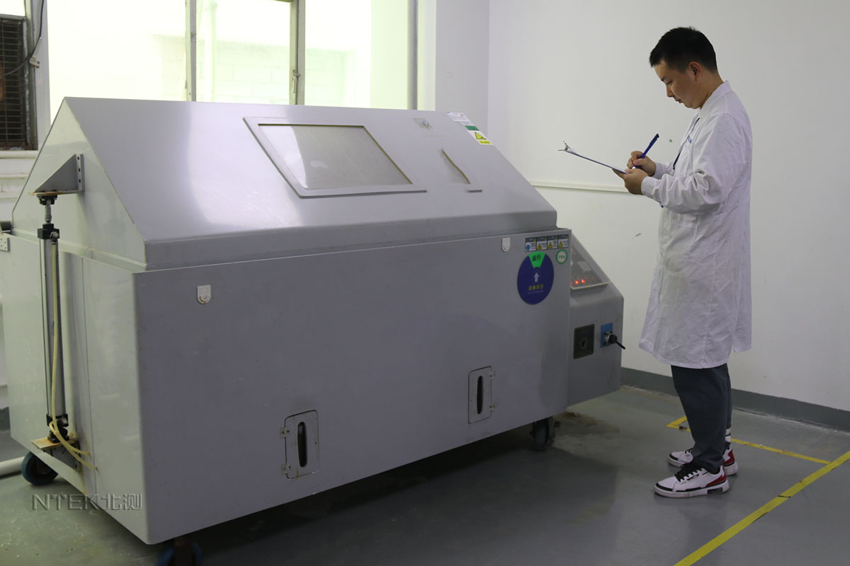 Salt spray corrosion resistance test for premium stainless steel water bottles in maritime environment