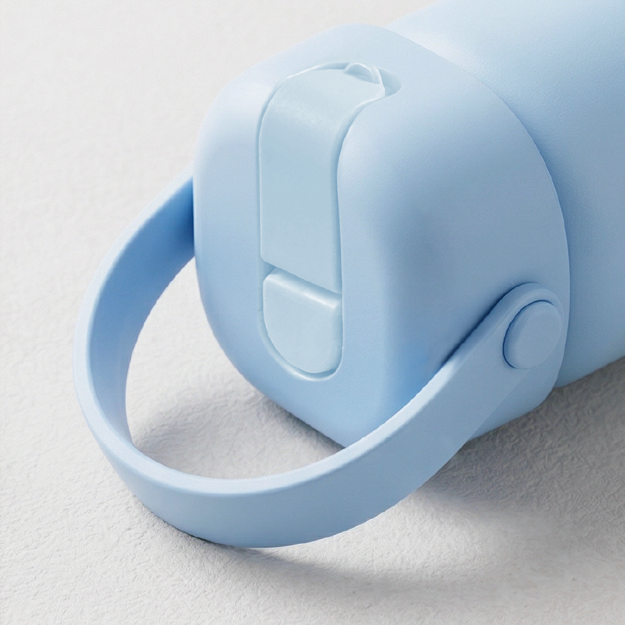Detailed view of the innovative square-round handle lid showing ergonomic carry grip and modular color-matching design by YEWAY.