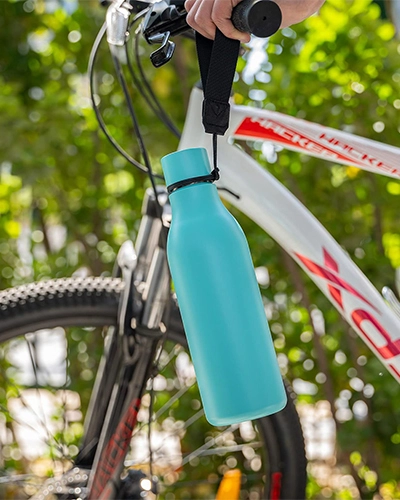 Portable stainless steel insulated water bottle with carrying strap for outdoor fitness activities